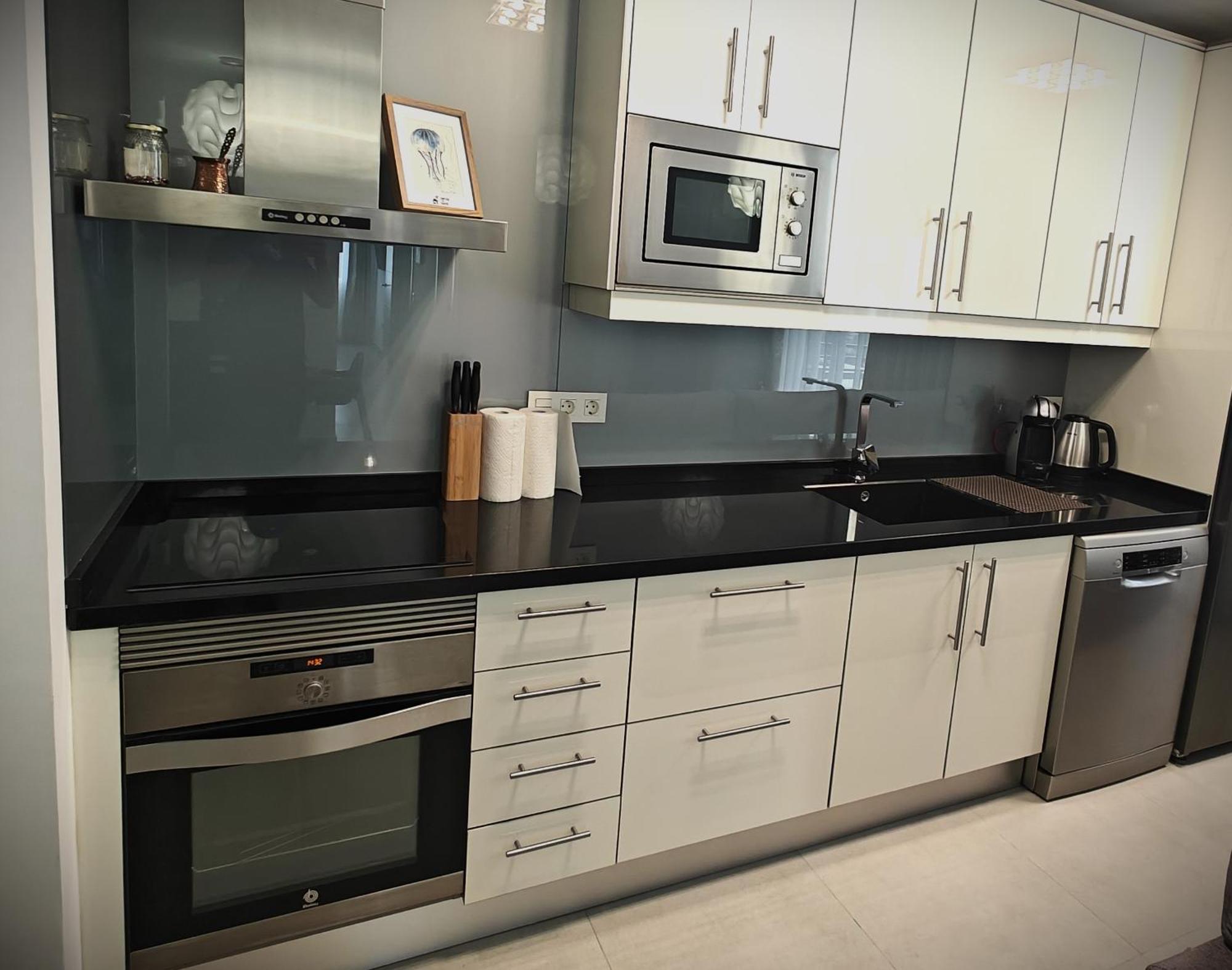 Sun Apartment - 3 Bedrooms, Priv Parking, Pool, Ac, Tv Channels, Fibre Net Лос Кристианос Екстериор снимка