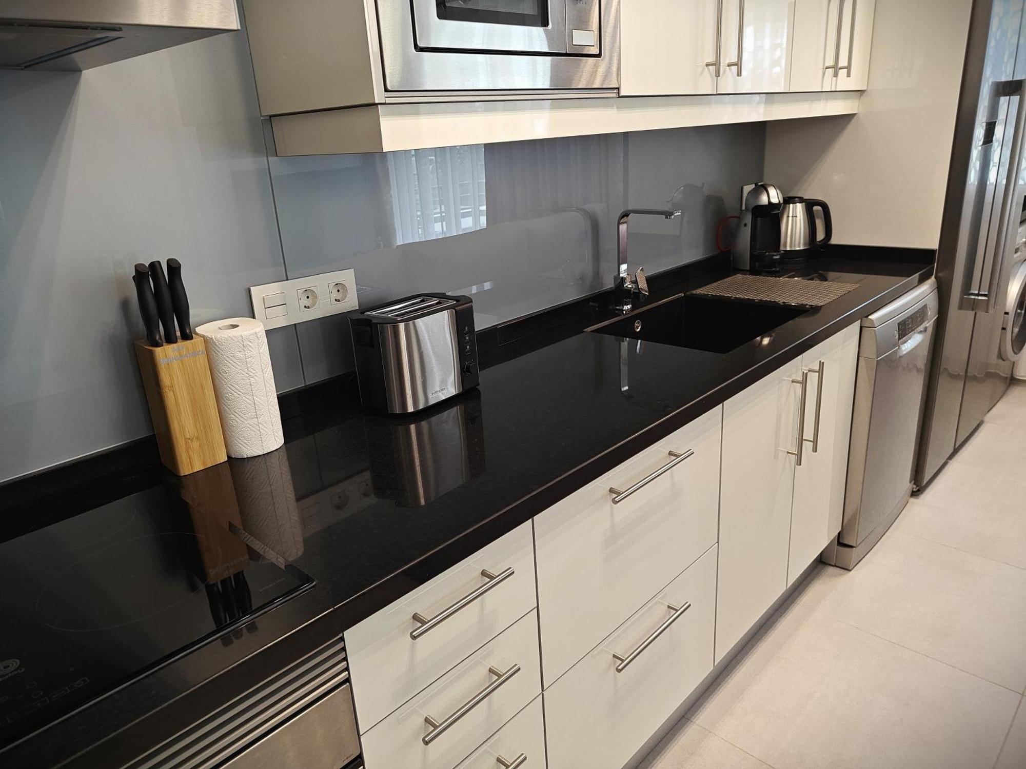 Sun Apartment - 3 Bedrooms, Priv Parking, Pool, Ac, Tv Channels, Fibre Net Лос Кристианос Екстериор снимка
