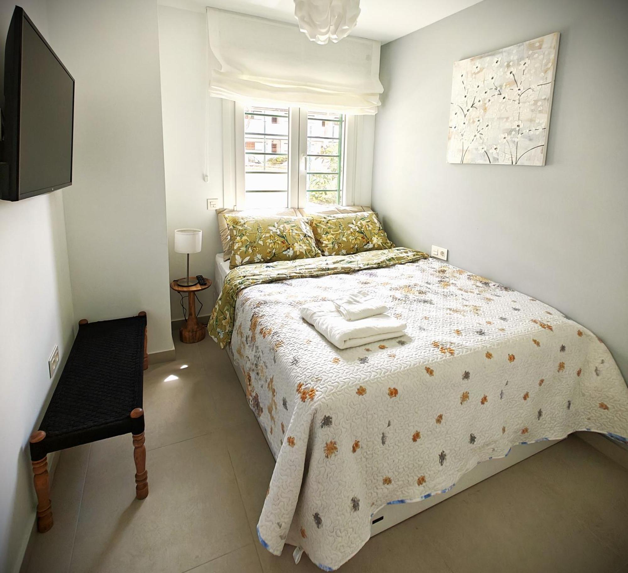 Sun Apartment - 3 Bedrooms, Priv Parking, Pool, Ac, Tv Channels, Fibre Net Лос Кристианос Екстериор снимка